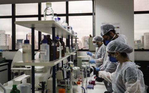 Düsseldorf. Varias personas trabajan en una investigación sobre el VIH.