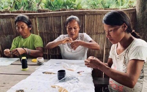 Trabajo. Sostener el empleo de las más de 200 mujeres artesanas que son parte de Hakhu, es parte de la filosofía de la organización.