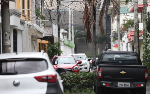 Parqueaderos. La falta de garajes en las viviendas de la ciudadela Simón Bolívar obliga a los dueños de autos a parquearlos en peatonales y veredas, quedando a la vista de los delincuentes.