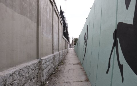 2. Precaución. Varios tramos de pasajes y veredas de la 10 de Agosto lucen vacíos, sin peatones.