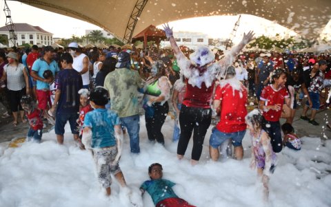 Decenas de familias se pusieron a jugar en el acto de elección de los reyes.