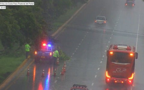 Personal de la ATM cierran un carril de forma temporal, hace unos minutos.