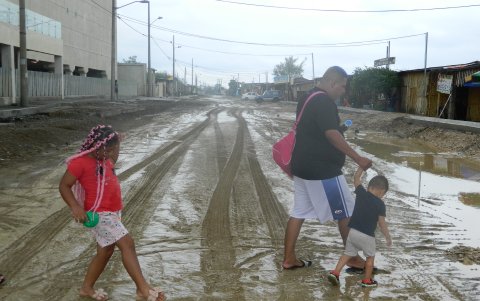 Los turistas que aún se encontraban en el balneario intentaron llegar al mar en medio del lodo.