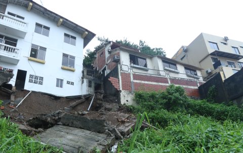 La caída de una parte de la casa provocó un gran estruendo