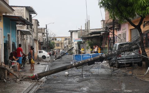 2. Postes. Dos estructuras cayeron en media calle en la Florida Norte.