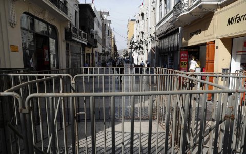 Vallas de seguridad aparecen instaladas durante las protestas, en Lima (Perú). Las manifestaciones comenzaron en diciembre tras el fallido autogolpe del expresidente Pedro Castillo.