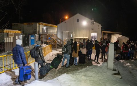 Inmigrantes procedentes de Nueva York con destino a Canadá llegan el 14 de febrero de 2023 a Plattsburgh, Nueva York.