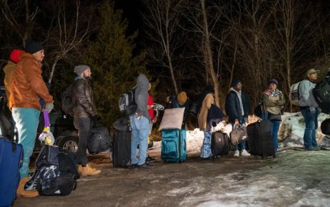 Los inmigrantes esperan en el frío por su turno para pasar por la frontera de EE.UU. con Canadá.