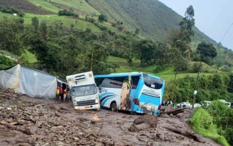El deslave también puso a correr a los conductores de vehículos pesados. Para evitar riesgos, la vía fue cerrada durante la mañana.