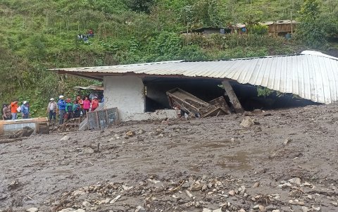 Personal del Cuerpo de Bomberos y de la Gobernación acudieron al sitio afectado.