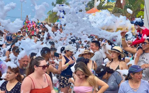 Atacames. La playa de esta ciudad estuvo llena. Se registró la entrada de 30.000 turistas a este lugar. Se estima que se debe a que familias llegan a casas de familiares o amigos y comparten hospedaje.