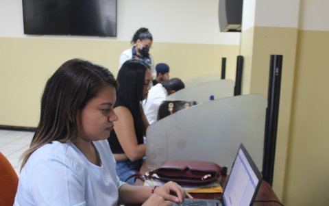 Para aprobar el curso de conducción, de manera presencial, se deben cumplir examen teórico y prueba psicosensométrica.