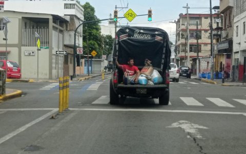 Vehículo en la calle Capitán Nájera y la 17.