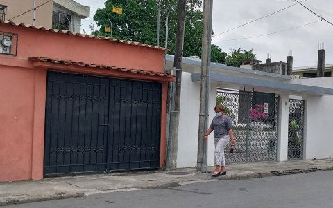 Doble poste que obstruye el paso en las calles Acacias e Higueras, en Urdesa.