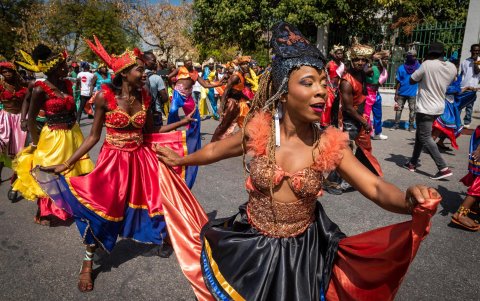 Haití intenta olvidar por unos días la crisis y la violencia y se ha echado a las calles para bailar a ritmo de carnaval, unas fiestas que este martes llegan a su fin en Puerto Príncipe.