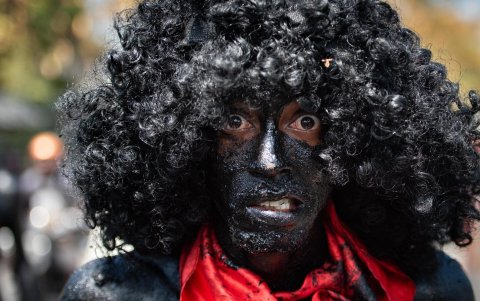 el carnaval no está exento de polémica y en la opinión pública se suceden las críticas a artistas que este año sí participan en el evento después de criticar en ediciones anteriores que hubiera celebraciones en medio de la crisis.