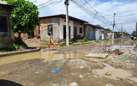 Los trabajos en las calles de la 5 de Junio no concluyen, lo que genera que se estanque más las aguas lluvias.