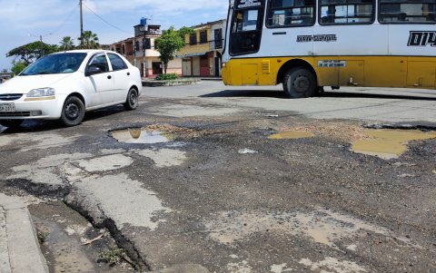 En la avenida principal de la ciudadela Abel Gilbert Pontón 1, los conductores se quejan por los baches que son un peligro cuando la vía se inunda.