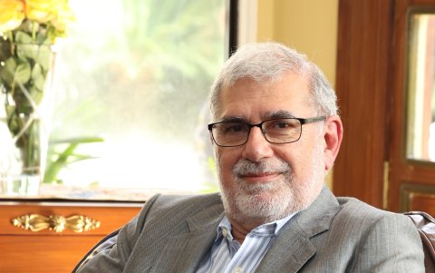 Lleva una vida tranquila en su hogar pero cuando maneja su auto no hay quien lo detenga.