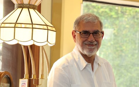 Alberto Dahik hizo gala de su buen humor durante la sesión de fotos para EXPRESIONES.