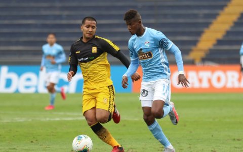 Washington Corozo (d), jugador del Sporting Crisytal de Perú.