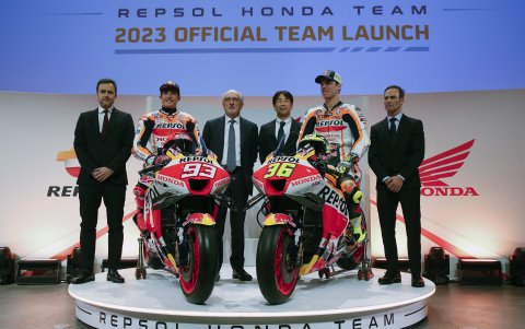 Los directivos de  Honda, junto a los pilotos Marc Márquez y Joan Mir, este miércoles 22 de febrero, en la apertura oficial del equipo para la temporada 2023.
