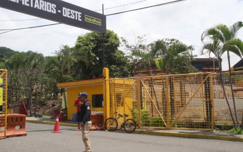 Andrés Campoverde lleva un año trabajando para el elenco canario en el portón de acceso a las inmediaciones del estadio Banco Pichincha. En su primer día resguardó el partido Ecuador-Argentina.