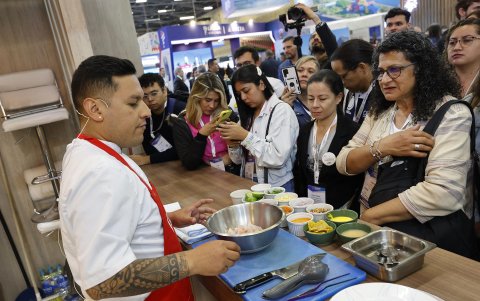 Una chef peruano hace un plato de ceviche durante la 42 edición de la Vitrina Turística de la Asociación Colombiana de Agencias de Viajes y Turismo (Anato), en Bogotá (Colombia).