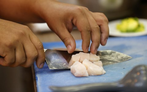 Preparación del plato de ceviche en la Vitrina Turística de la Asociación Colombiana de Agencias de Viajes y Turismo (Anato), en Bogotá (Colombia).
