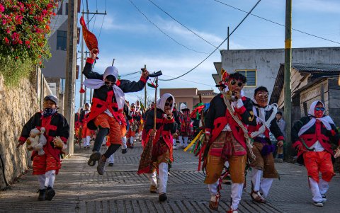 Forma parte de la familia mayense junto con otras etnias en los estados de Tabasco, Yucatán, Campeche, Quintana Roo y en los países centroamericanos de Guatemala, Belice y Honduras.