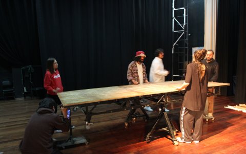 Además de El Espantapájaros y Ella, en las tablas también aparecen Astor, un árbol sin frutos, y Pedro, el cuervo presumido.