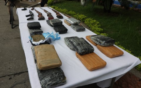 En la vivienda allanada la policía encontró además de armas de fuego de alto alcance, 19 kilos de la droga conocida como cripy.