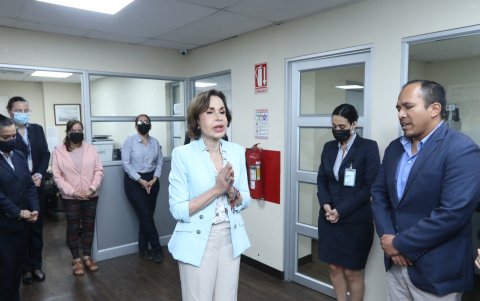 Gloria Gallardo ora todas las mañanas con sus colaboradores