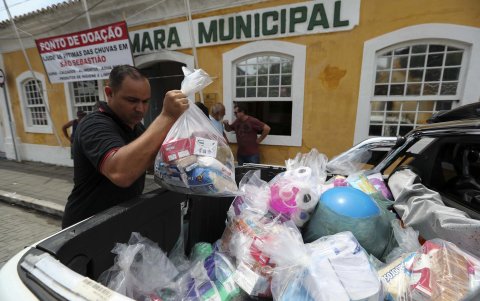 Un grupo de voluntarios trabaja separando las donaciones que serán enviadas a las familias, tras las tempestades en el litoral del estado brasileño de Sao Paulo, hoy en la Cámara Municipal de la ciudad de São Sebastiao (Brasil).
