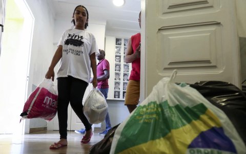 Las autoridades también informaron que otras 4.066 personas se encuentran alojadas en abrigos, iglesias, escuelas y gimnasios de seis ciudades, pues sus viviendas han sido destruidas o están en zonas consideradas de riesgo, en las que se teme que puedan ocurrir nuevas lluvias en los próximos días.