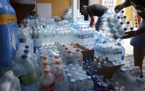 Fotografía de botellas de agua mientras un grupo de voluntarios trabaja separando las donaciones que serán enviadas a las familias, tras las tempestades en el litoral del estado brasileño de Sao Paulo, hoy en la Cámara Municipal de la ciudad de São Sebastiao (Brasil).