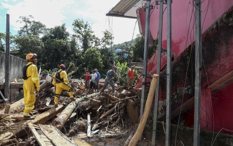 Miembros del ejército brasileño, bomberos y de la Defensa Civil trabajan en el rescate de los cuerpos de las víctimas de un deslizamiento de tierra, el 21 de febrero de 2023, debido a lluvias torrenciales en Sao Sebastiao (Brasil).