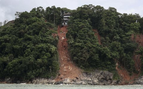 Fotografía de una zona afectacta por deslizamientos de tierras, el 21 de febrero de 2023, debido a lluvias torrenciales en Sao Sebastiao (Brasil).