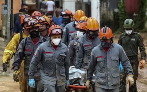 Bomberos llevan el cuerpo de dos víctimas hoy, en el distrito de Barra do Sahy, en la ciudad de Sao Sebastiao (Brasil).