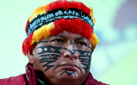 El presidente de la Confederación de Nacionalidades Indígenas de la Amazonía Ecuatoriana (Confenaie), Marlon Vargas, participa durante un discurso en la Casa de la Cultura, en Quito (Ecuador).