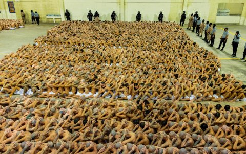 Fotografía cedida por el gobierno de El Salvador donde se registra el traslado de pandilleros al Centro de Confinamiento del Terrorismo (CECOT), hoy en La madrugada en Tecoluca (El Salvador).