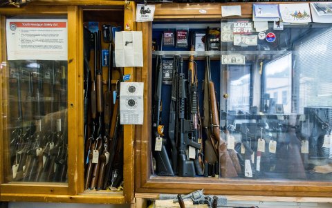 Fotografía de archivo de una exhibición de armas largas, rifles y escopetas en una tienda en Nueva York (EE.UU.).