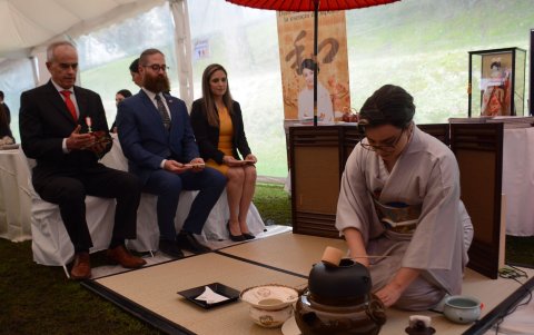 La exbecaria Nichole Florentino ofreció a los invitados la tradicional ceremonia del té.