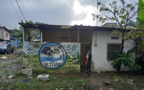 En la pared de la casa donde ocurrió el violento ataque se lee la frase ‘Harta Demencia’. Los rastros de sangre quedaron dentro del lugar