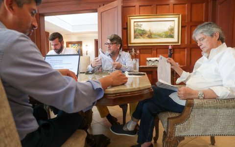 Esta gráfica corresponde al 23 de febrero, que recoge otra reunión del presidente Guillermo Lasso, captada desde un ángulo distinto a la fotografía anterior.