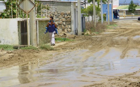 El alcalde aseveró que coordinará con la Prefectura para que un equipo limpie el área, aunque la comunidad ve la acción como un parche.