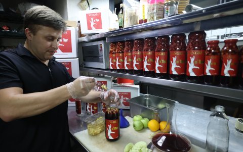 Tamaños. Las latas de Beverage Pump cuestan $ 2,50 en todas sus presentaciones. Pero Sangría Pa’ Flipar tiene precios variados por tamaño, que van desde $ 3,50 a $ 12,50.