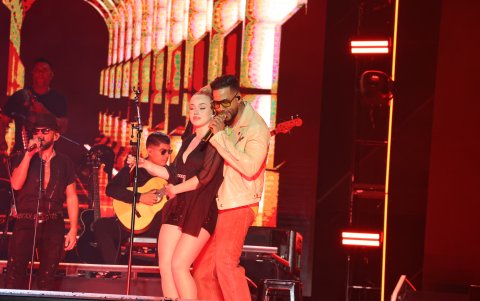 Romeo junto a una de sus coristas.