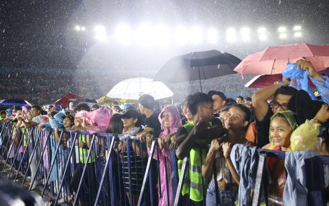 La lluvia no espantó a los asistentes.