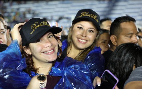 Las hermanas Baquerizo esperando la salida de Romeo.